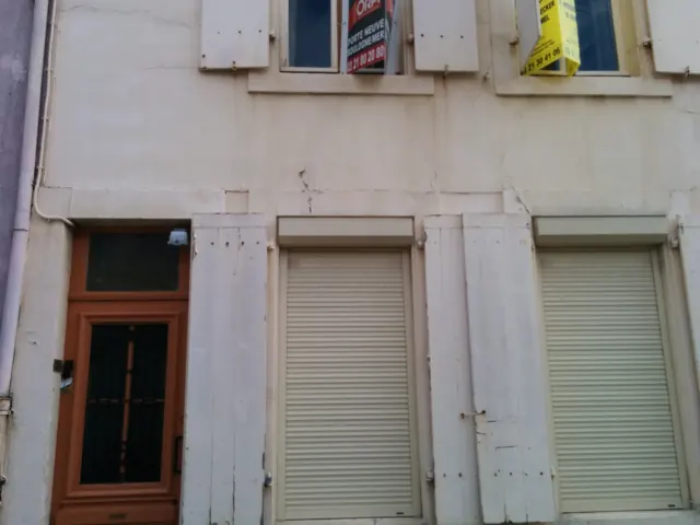 Façade du 24 rue de Wimille en août 2014, panneau « À vendre » aux fenêtres