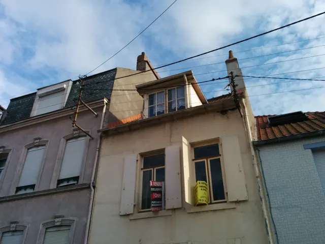 La maison vue de la rue, avec ses voisines