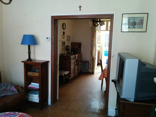 Entrée vers le salon, papier peint et parquet d'origine
