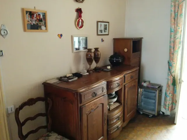 Salle à manger meublée par les anciens propriétaires