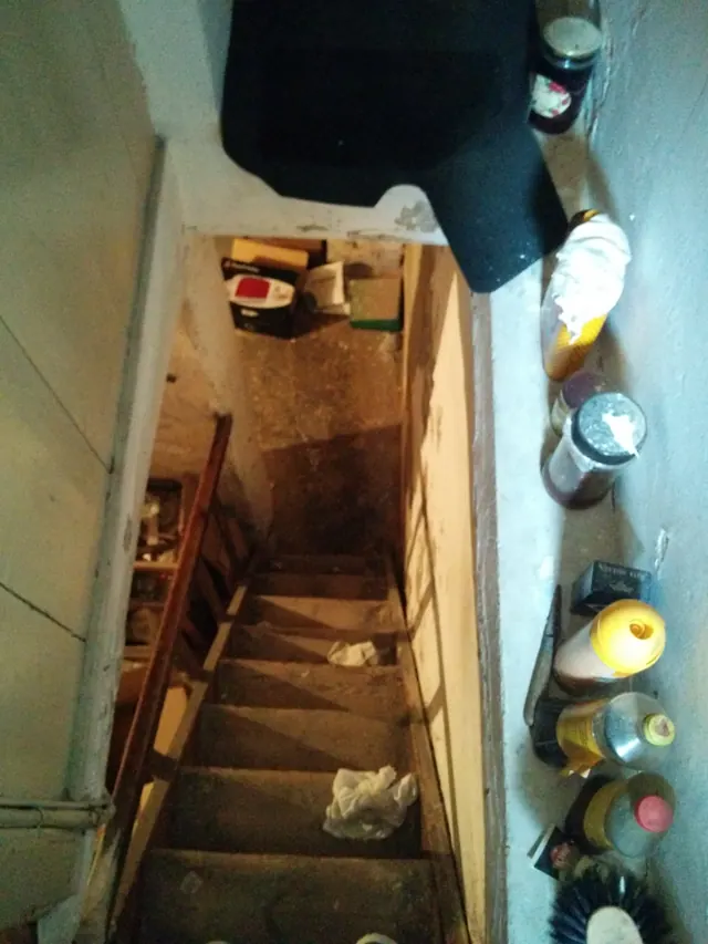 Escalier étroit vers la cave