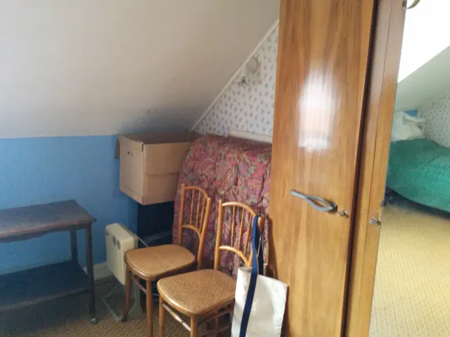 Chambre mansardée sous les combles