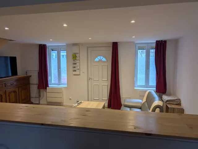 Séjour vu depuis le bar de la cuisine