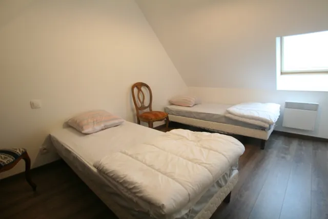 Chambre avec deux lits de 80 × 200 cm