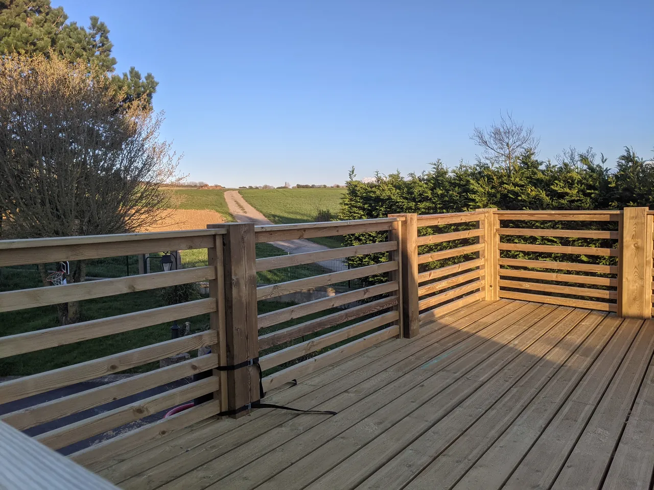 Terrasse en bois avec vue sur la campagne